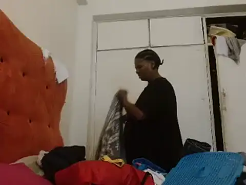 Snapshot of tinagiant chatting on February 18, 7:43 am tinagiant online show from February 18, 7:43 am