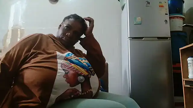 Snapshot of tinagiant chatting on February 19, 1:50 pm tinagiant online show from February 19, 1:50 pm