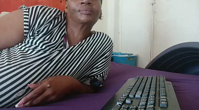 Snapshot of tinagiant chatting on February 21, 6:29 am tinagiant online show from February 21, 6:29 am