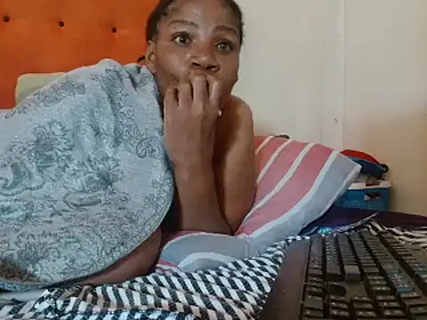 Snapshot of tinagiant chatting on February 22, 11:24 am tinagiant online show from February 22, 11:24 am