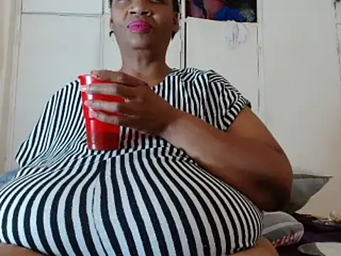 Snapshot of tinagiant chatting on March 1, 10:55 am tinagiant online show from March 1, 10:55 am