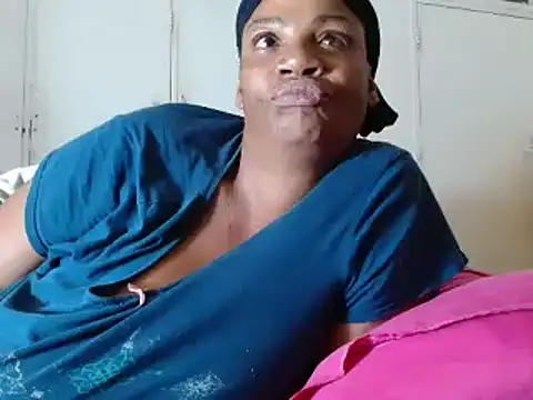 Snapshot of tinagiant chatting on March 11, 7:58 pm tinagiant online show from March 11, 7:58 pm