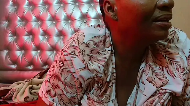 Snapshot of tinagiant chatting on September 10, 10:15 am tinagiant online show from September 10, 10:15 am