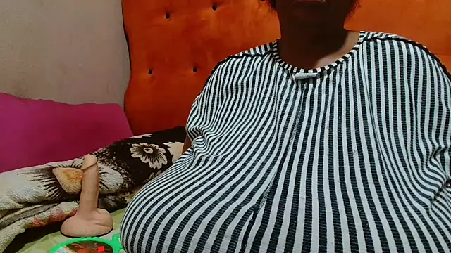 Snapshot of tinagiant chatting on October 3, 2:41 am tinagiant online show from October 3, 2:41 am