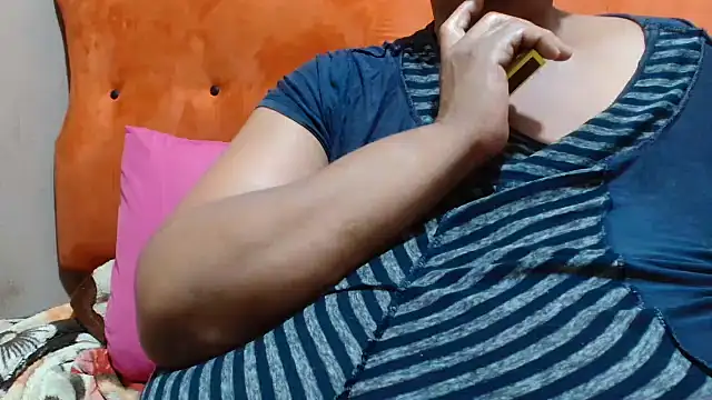 Snapshot of tinagiant chatting on October 14, 2:12 am tinagiant online show from October 14, 2:12 am