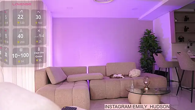 Snapshot of emily_huddson_ chatting on June 5, 9:09 pm emily huddson online show from June 5, 9:09 pm