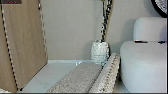 Snapshot of emily_huddson_ chatting on June 22, 8:28 pm emily huddson online show from June 22, 8:28 pm