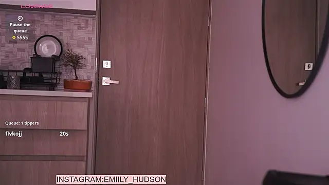 Snapshot of emily_huddson_ chatting on July 13, 9:39 pm emily huddson online show from July 13, 9:39 pm