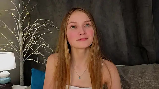 Snapshot of MonaEldon chatting on December 4, 5:05 am MonaEldon online show from December 4, 5:05 am