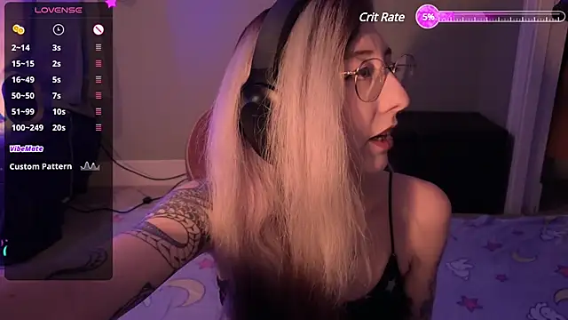 Snapshot of lovelylucyy chatting on December 23, 1:51 am lovelylucyy online show from December 23, 1:51 am