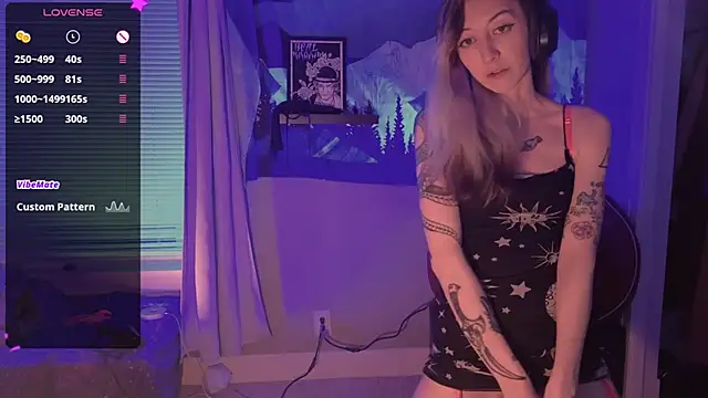 Snapshot of lovelylucyy chatting on January 3, 3:16 am lovelylucyy online show from January 3, 3:16 am