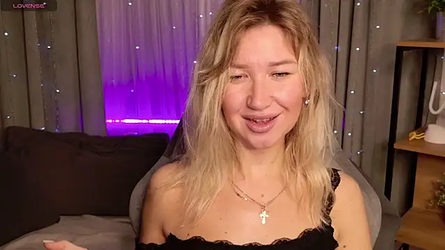 Snapshot of MilaBott chatting on October 9, 8:18 pm MilaBott online show from October 9, 8:18 pm