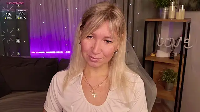 Snapshot of MilaBott chatting on October 15, 7:47 pm MilaBott online show from October 15, 7:47 pm