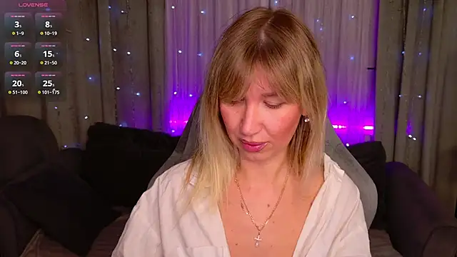 Snapshot of MilaBott chatting on April 22, 7:04 pm MilaBott online show from April 22, 7:04 pm