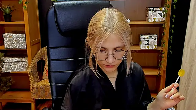 Snapshot of Moon13152 chatting on December 7, 4:03 pm Moon13152 online show from December 7, 4:03 pm