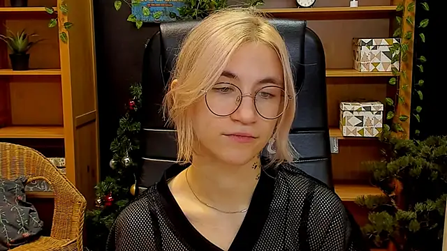 Snapshot of Moon13152 chatting on December 10, 2:50 pm Moon13152 online show from December 10, 2:50 pm
