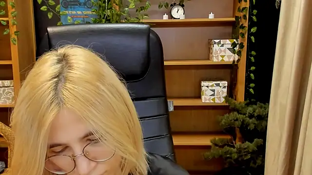 Snapshot of Moon13152 chatting on December 26, 9:15 pm Moon13152 online show from December 26, 9:15 pm