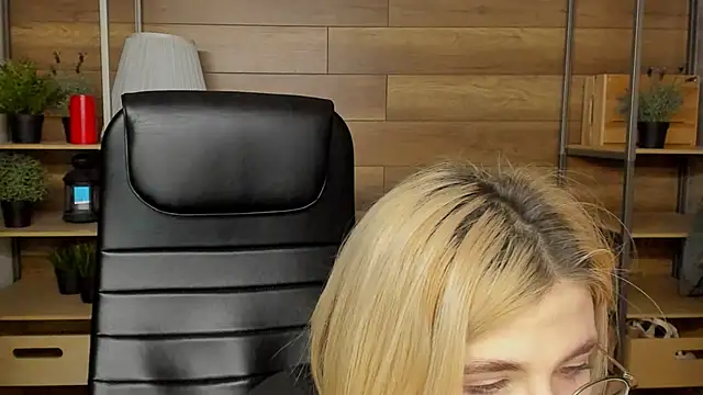 Snapshot of Moon13152 chatting on January 23, 11:05 pm Moon13152 online show from January 23, 11:05 pm