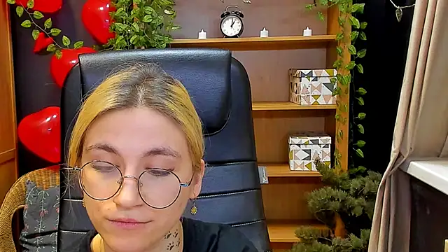 Snapshot of Moon13152 chatting on February 24, 1:24 am Moon13152 online show from February 24, 1:24 am