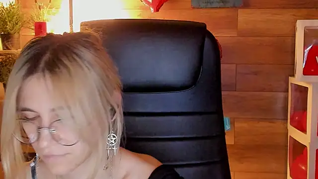 Snapshot of Moon13152 chatting on March 9, 2:29 am Moon13152 online show from March 9, 2:29 am