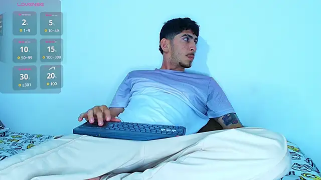 Snapshot of Thomass00 chatting on December 16, 2:04 am Thomass00 online show from December 16, 2:04 am