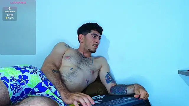 Snapshot of Thomass00 chatting on December 21, 3:36 am Thomass00 online show from December 21, 3:36 am