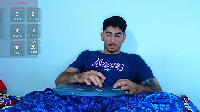 Snapshot of Thomass00 chatting on December 28, 2:33 am Thomass00 online show from December 28, 2:33 am