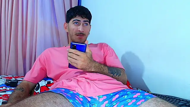 Snapshot of Thomass00 chatting on January 17, 4:47 pm Thomass00 online show from January 17, 4:47 pm