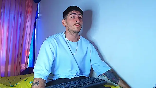 Snapshot of Thomass00 chatting on March 16, 5:28 pm Thomass00 online show from March 16, 5:28 pm