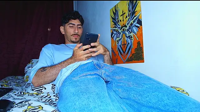 Snapshot of Thomass00 chatting on October 18, 12:02 am Thomass00 online show from October 18, 12:02 am