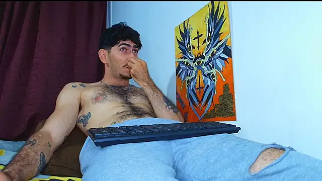 Snapshot of Thomass00 chatting on October 28, 12:03 am Thomass00 online show from October 28, 12:03 am