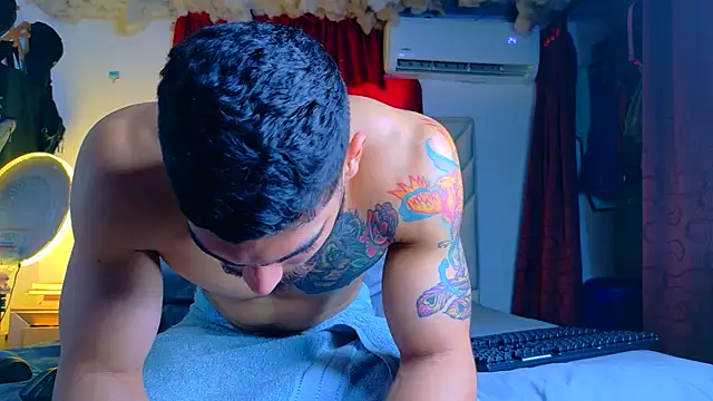 Snapshot of Rich_boy01 chatting on August 1, 3:11 pm Rich boy01 online show from August 1, 3:11 pm