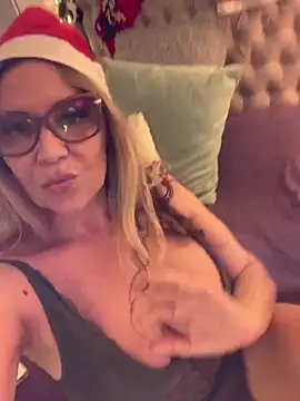 lolavalecuatro online show from December 16, 10:45 pm