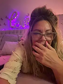 lolavalecuatro online show from February 25, 11:55 pm