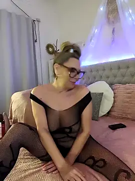 lolavalecuatro online show from September 15, 10:10 pm