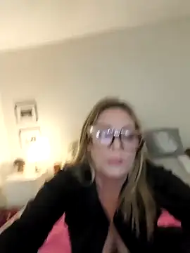 lolavalecuatro online show from April 22, 7:26 pm