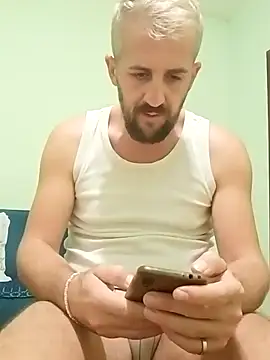 Snapshot of GrofLicno chatting on October 31, 10:33 pm GrofLicno online show from October 31, 10:33 pm