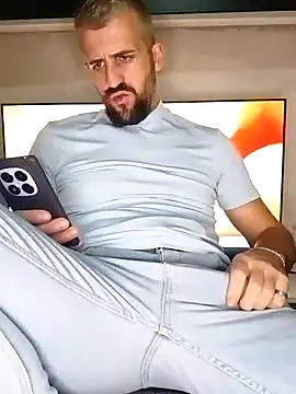 Snapshot of GrofLicno chatting on November 17, 7:08 pm GrofLicno online show from November 17, 7:08 pm