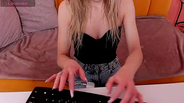 Snapshot of Diana_Garrett chatting on November 26, 1:39 am Diana Garrett online show from November 26, 1:39 am