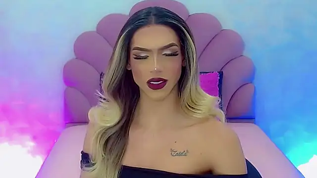 Snapshot of briana_sex32 chatting on January 15, 2:17 am briana sex32 online show from January 15, 2:17 am