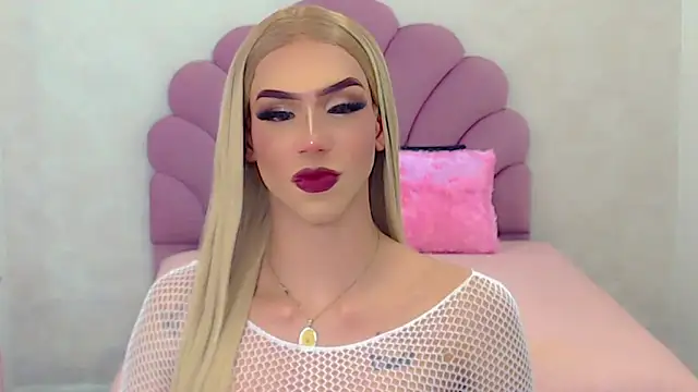 Snapshot of briana_sex32 chatting on February 6, 8:18 am briana sex32 online show from February 6, 8:18 am