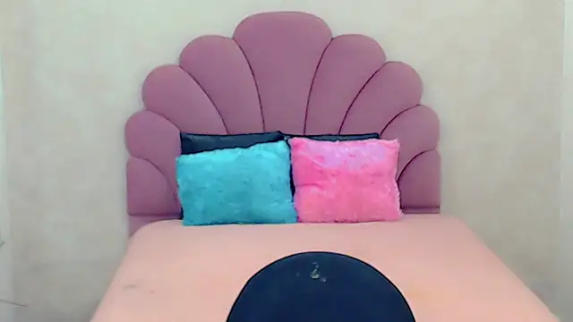 Snapshot of briana_sex32 chatting on February 7, 11:12 am briana sex32 online show from February 7, 11:12 am