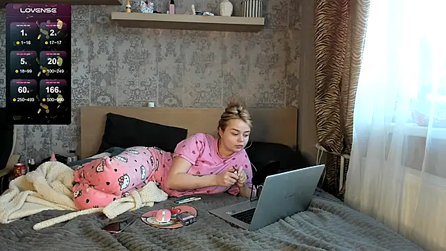 Snapshot of purebeautie13 chatting on December 30, 10:43 am purebeautie13 online show from December 30, 10:43 am