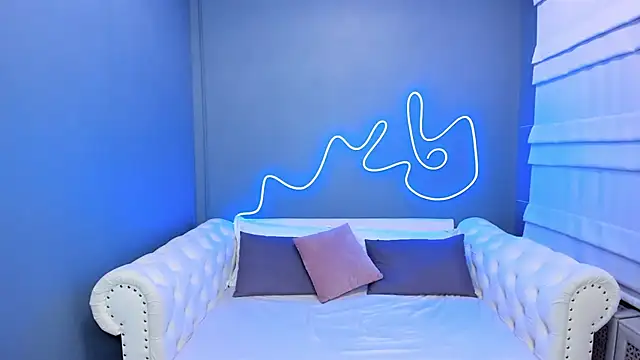 Snapshot of rock_n_roxy chatting on January 10, 1:21 am rock n roxy online show from January 10, 1:21 am