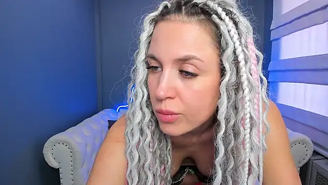 Snapshot of rock_n_roxy chatting on January 16, 8:11 am rock n roxy online show from January 16, 8:11 am