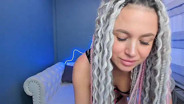 Snapshot of rock_n_roxy chatting on January 21, 5:05 am rock n roxy online show from January 21, 5:05 am