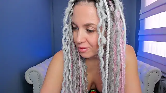 Snapshot of rock_n_roxy chatting on January 23, 5:24 am rock n roxy online show from January 23, 5:24 am