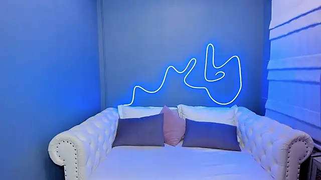 Snapshot of rock_n_roxy chatting on January 28, 1:18 am rock n roxy online show from January 28, 1:18 am