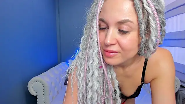 Snapshot of rock_n_roxy chatting on January 28, 4:29 am rock n roxy online show from January 28, 4:29 am