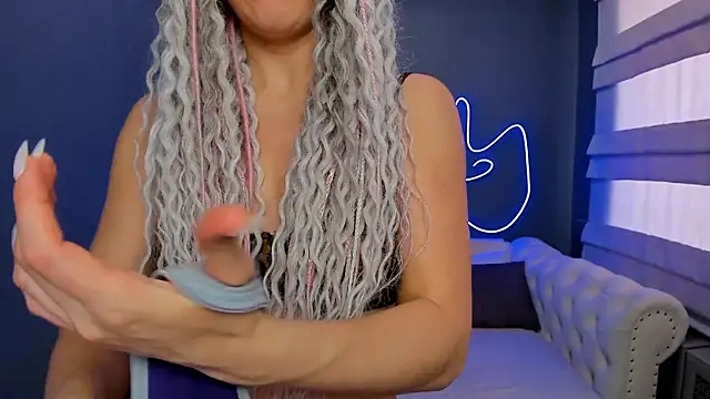 Snapshot of rock_n_roxy chatting on February 1, 7:57 am rock n roxy online show from February 1, 7:57 am